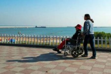 博白八旬老人推轮椅带老伴游中国(为了方便推轮椅带老伴出门)