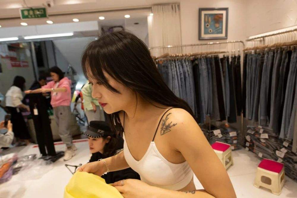 兼职模特月入过万(兼职模特工资一天几)